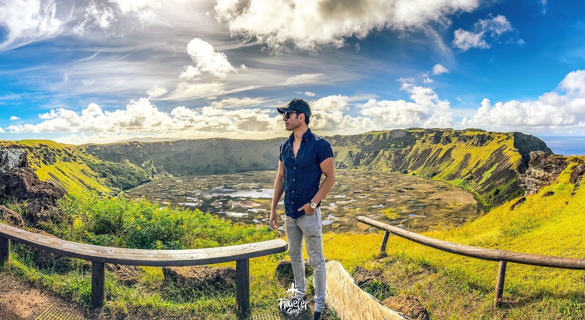 Chris face au volcan Ranu Kau à Rapa Nui (île de Pâques)