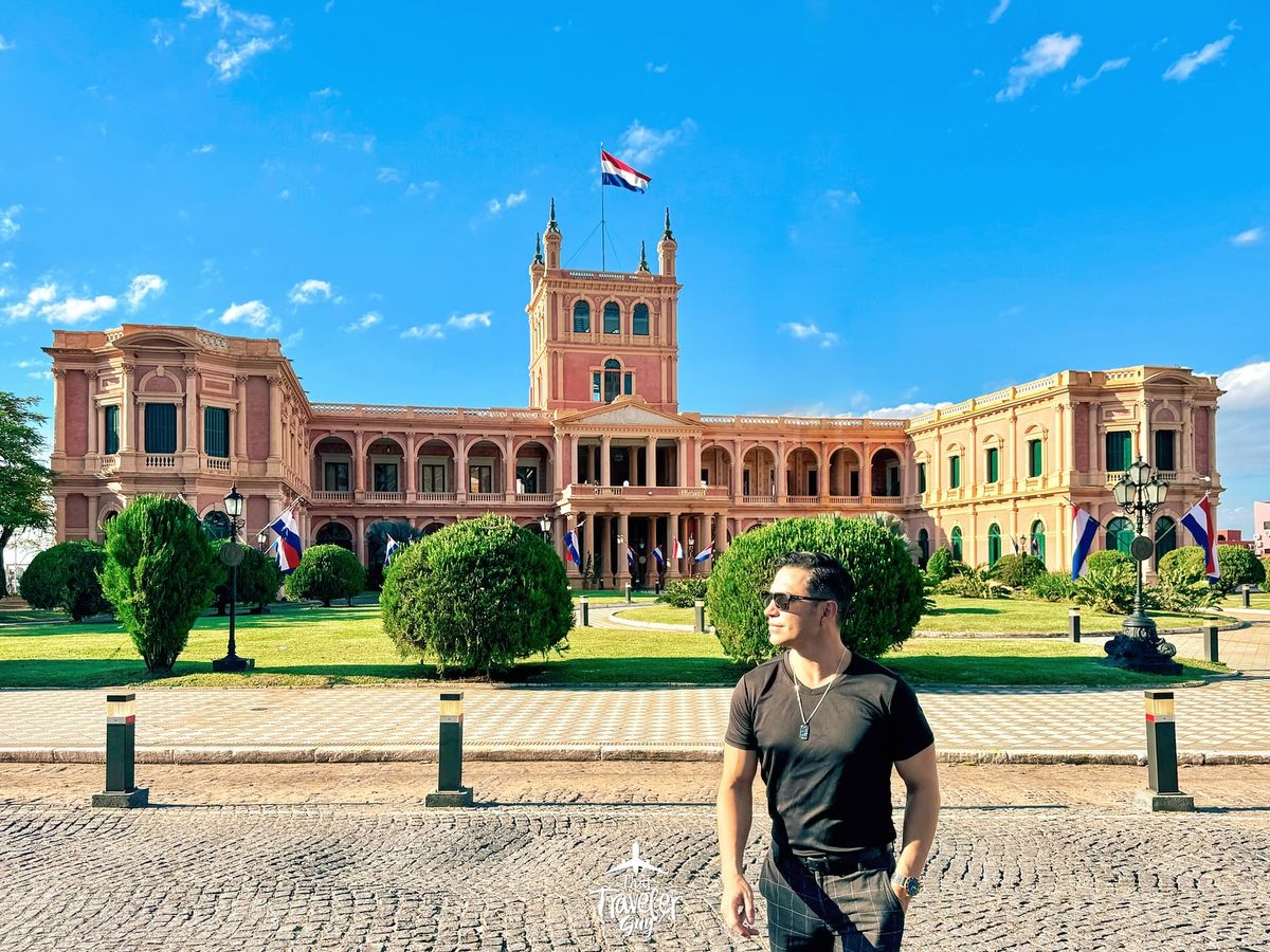 Chris devant le Palacio de López à Asunción, Paraguay
