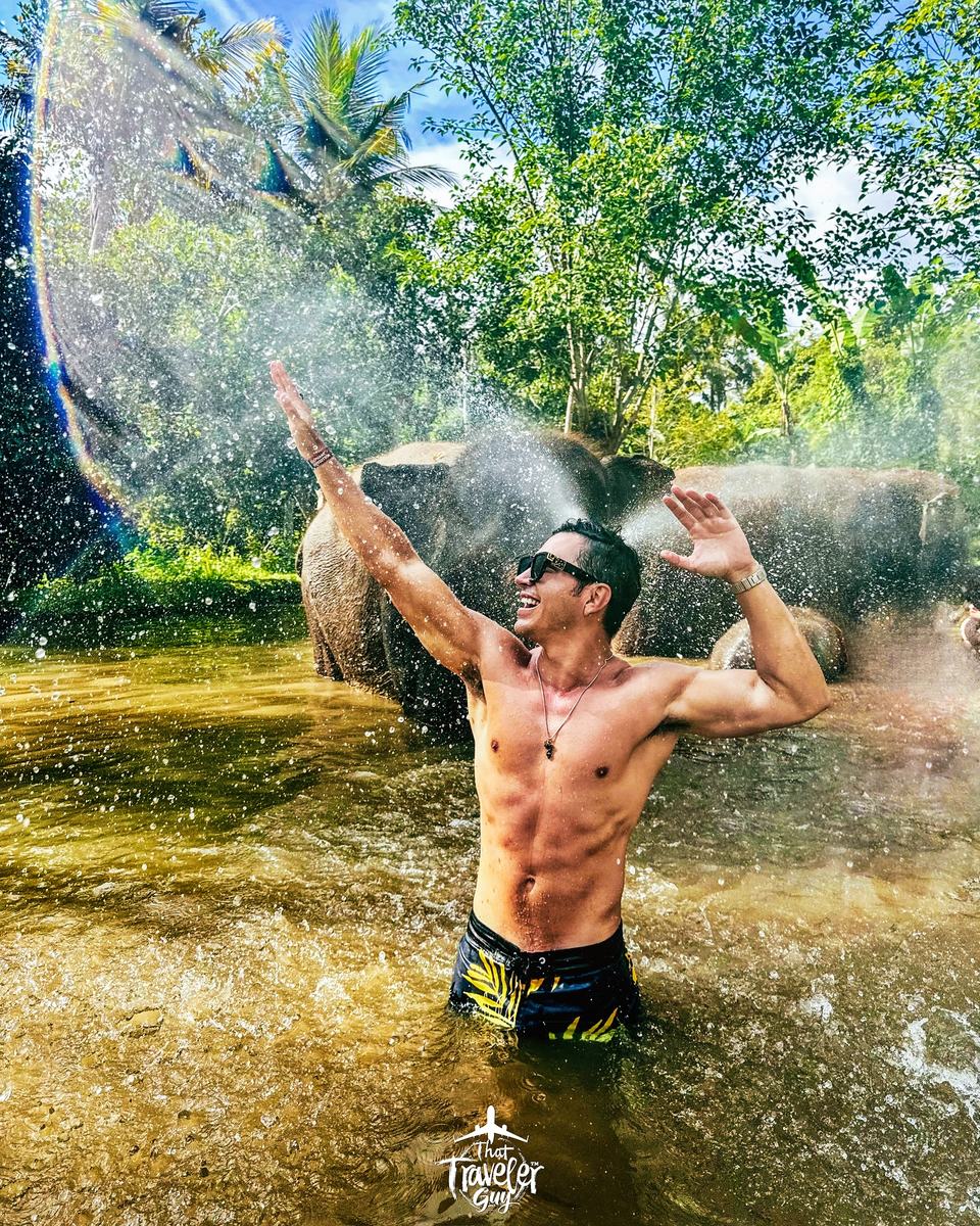 Chris aspergé d’eau par des éléphants secourus au Bali Zoo, Indonésie