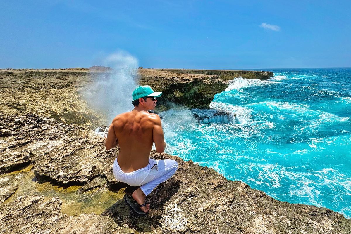 Vagues se brisant sur la côte rocheuse du parc national Washington Slagbaai, Bonaire