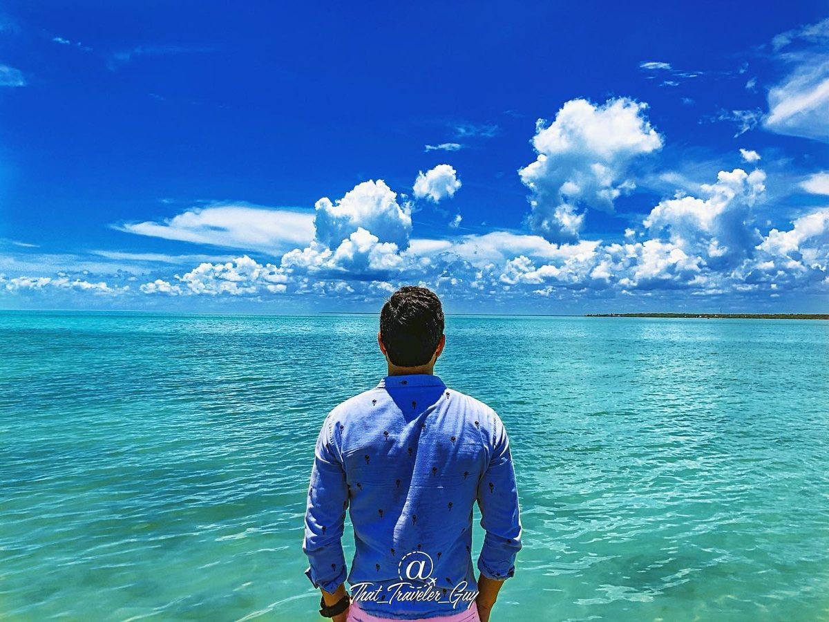 Chris face à l’eau turquoise à Chetumal, Mexique