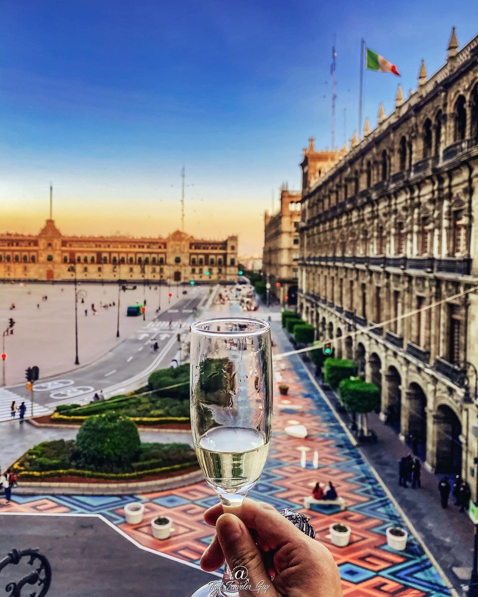 Coupe de champagne levée au-dessus du Zócalo depuis une suite du Gran Hotel Ciudad de México