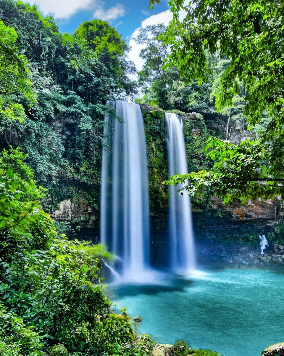 La cascade de Misol-Ha tombant dans un bassin turquoise dans la jungle du Chiapas