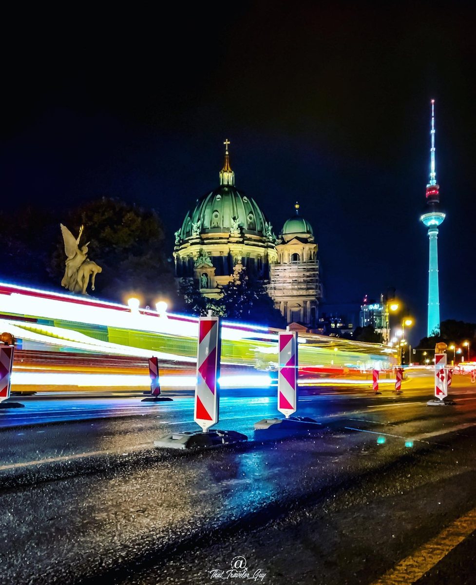 Traînées de lumière la nuit devant la cathédrale de Berlin et la tour de télévision