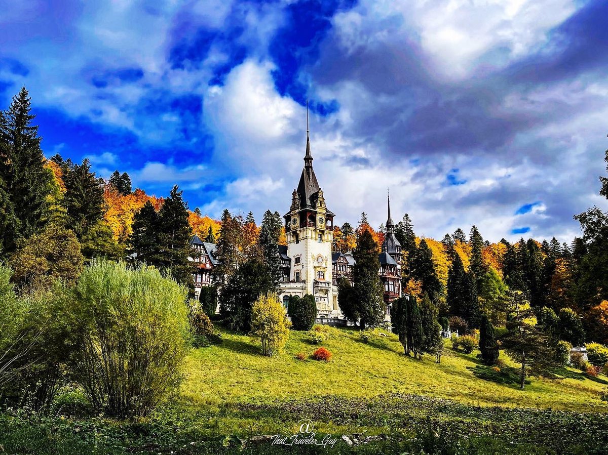 Le château de Peleș parmi les arbres d’automne à Sinaia, Roumanie