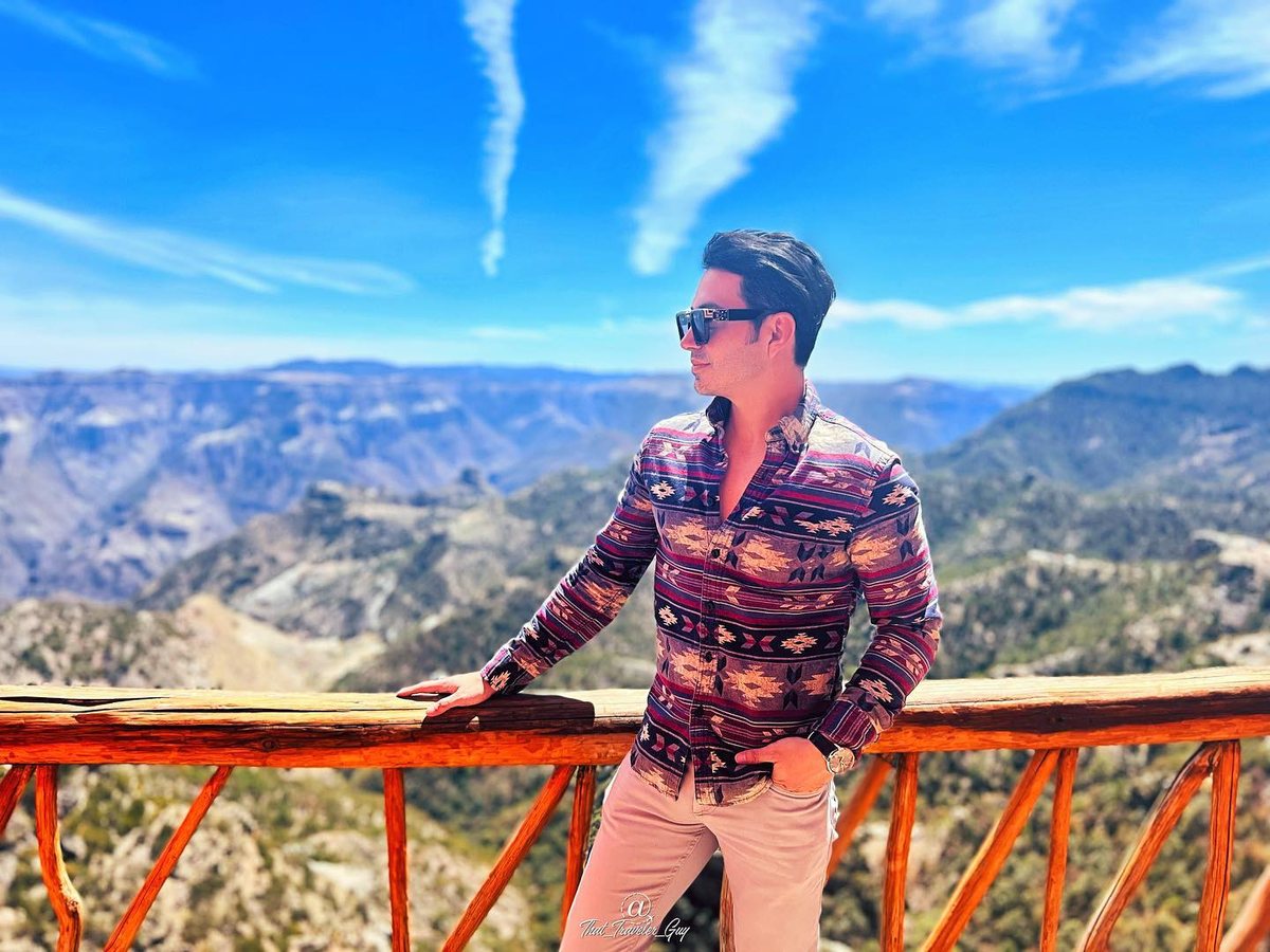 Chris sur un balcon en bois de l’hôtel Mirador Posada Barranca face au canyon du Cuivre, Mexique