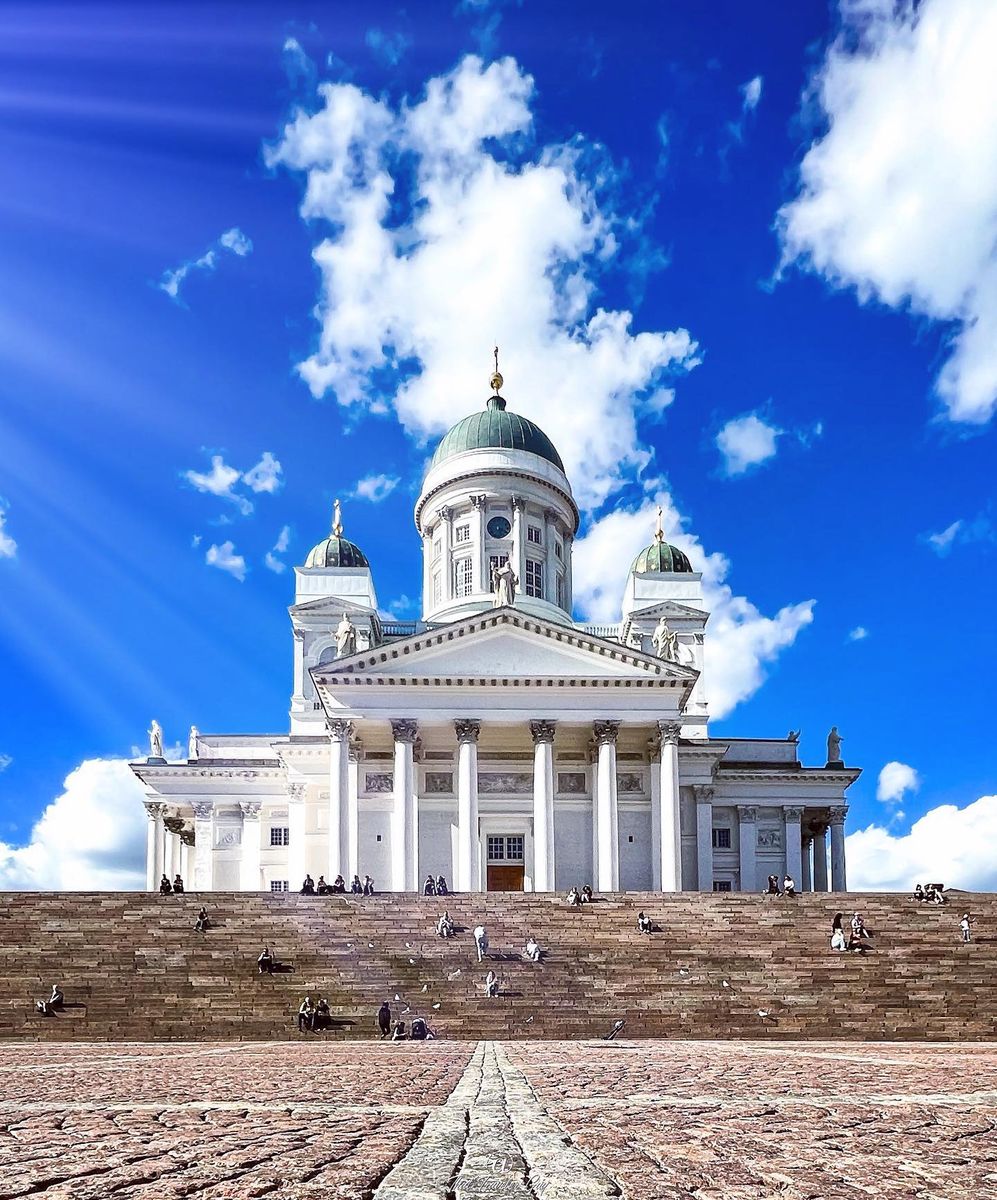 La cathédrale d’Helsinki sous un ciel d’un bleu profond