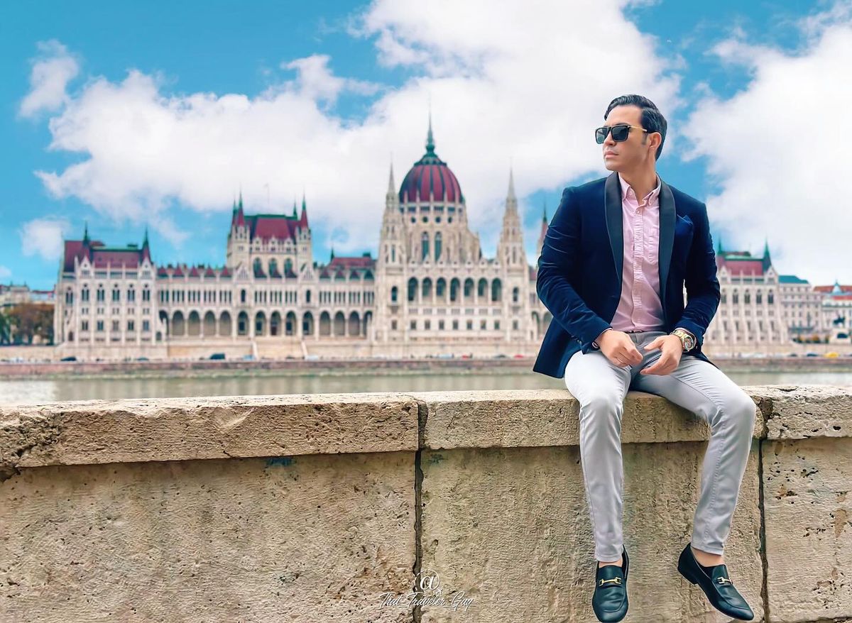 Chris devant le Parlement hongrois à Budapest