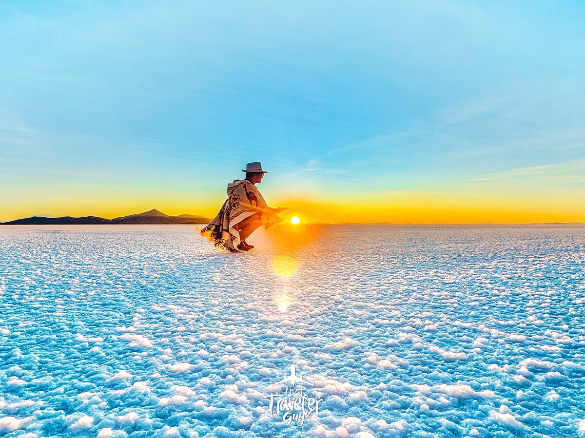 Chris en silhouette au coucher du soleil sur le salar d’Uyuni, Bolivie